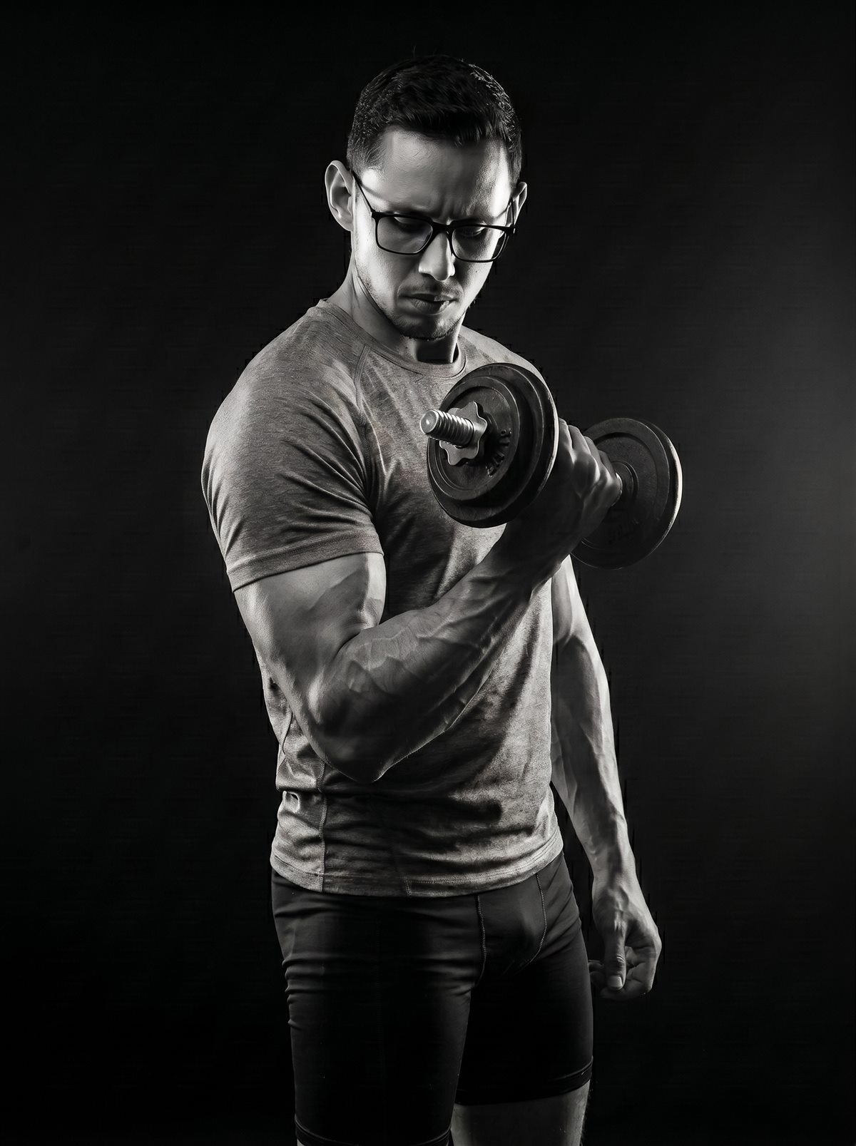 Rodrigo Moreira treinando com halter, em foto preto e branco