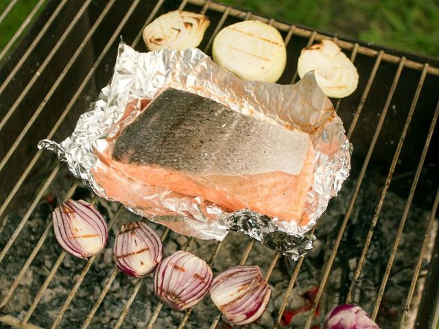 Peixe no papelote com legumes